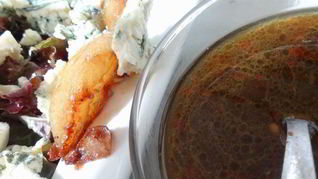 Салат с карамелизованными грушами и рокфором