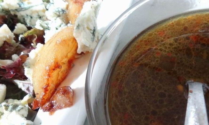Рецепт салата с карамелизованными грушами и рокфором