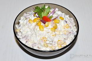 Салат с копченой курицей, рисом и кукурузой