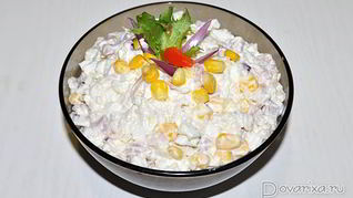 Салат с копченой курицей, рисом и кукурузой
