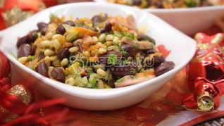 Салат с красной фасолью и кедровыми орешками