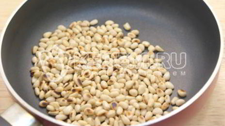 салат с красной фасолью и кедровыми орешками