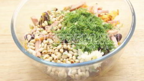 салат с красной фасолью и кедровыми орешками