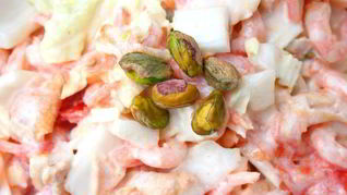 Салат с креветками, фисташками и взбитыми белками