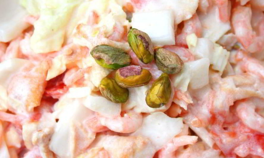 Рецепт салата с креветками, фисташками и взбитыми белками