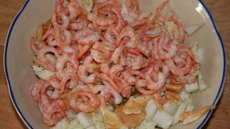 салат с креветками, фисташками и взбитыми белками