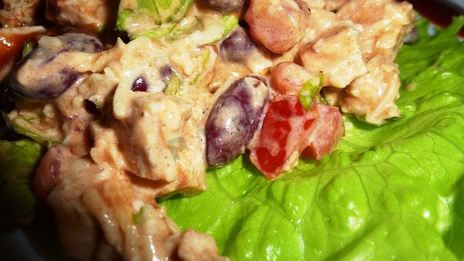 салат с куриной грудкой и фасолью консервированной