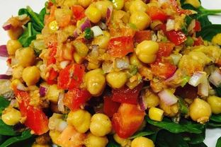 Салат с нутом и тунцом