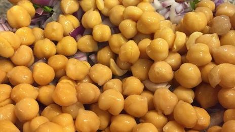 салат с нутом и тунцом