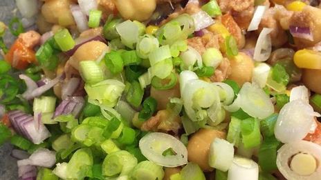 салат с нутом и тунцом