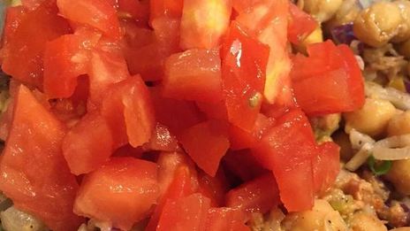 салат с нутом и тунцом