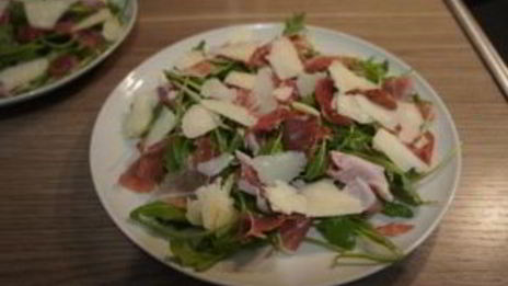 салат с пармской ветчиной