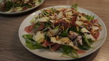 салат с пармской ветчиной