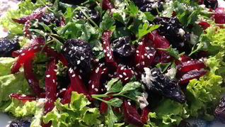 Салат с печеной свеклой и черносливом