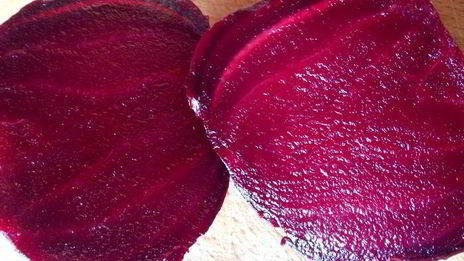 салат с печеной свеклой и черносливом