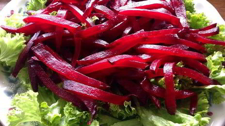 салат с печеной свеклой и черносливом