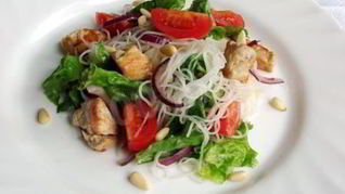 Салат с рисовой лапшой, курицей и овощами