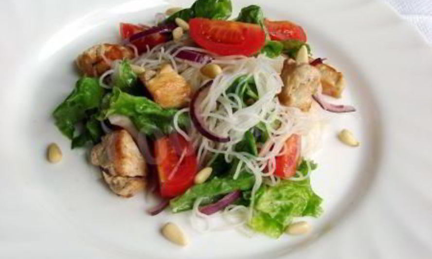 Рецепт салата с рисовой лапшой, курицей и овощами