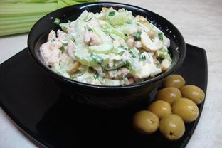 Салат с сельдереем, курицей, яблоком