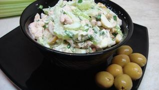 Салат с сельдереем, курицей, яблоком