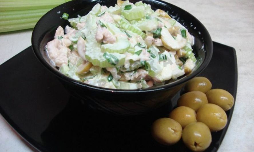 Рецепт салата с сельдереем, курицей, яблоком