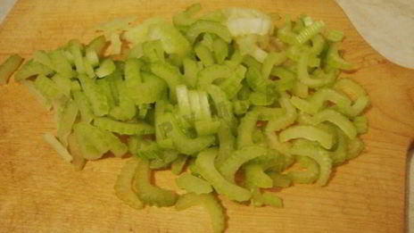 салат с сельдереем, курицей, яблоком