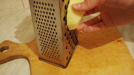 салат с сельдереем, курицей, яблоком