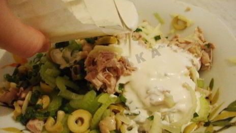 салат с сельдереем, курицей, яблоком