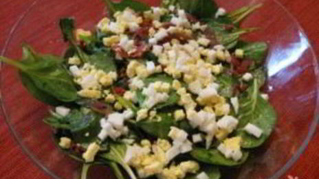 салат со шпинатом и яйцом