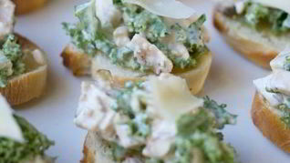 Брускетта с салатом Цезарь