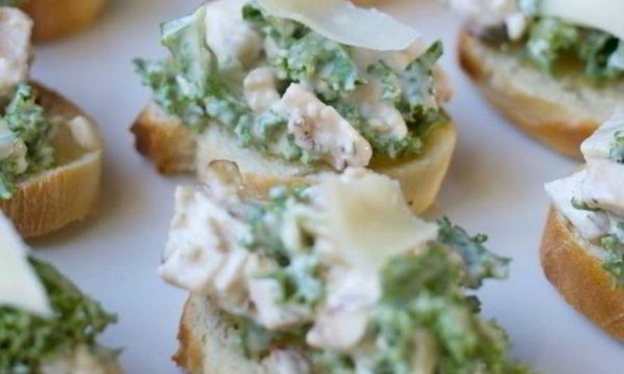 Рецепт брускетты с салатом цезарь