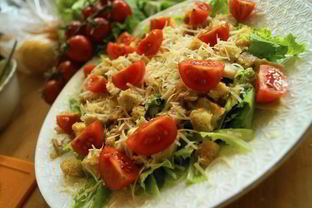 Классический салат Цезарь с одноименным соусом