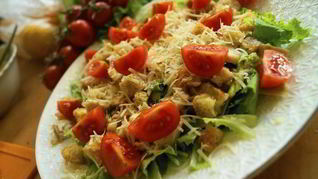 Классический салат Цезарь с одноименным соусом