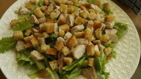 классический салат цезарь с одноименным соусом