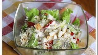 Овощной салат Цезарь с сухариками