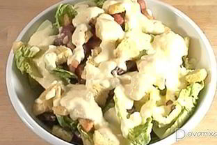 Салат Цезарь c анчоусами и беконом