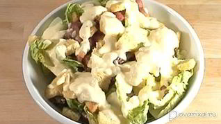 Салат Цезарь c анчоусами и беконом