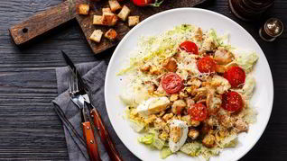 Салат цезарь по-французски