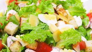 Салат Цезарь с ананасами