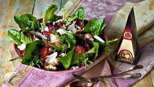 Салат Цезарь с беконом и сыром Джюгас