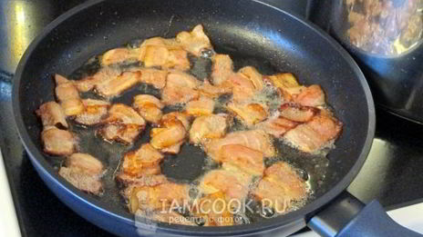 салат цезарь с беконом