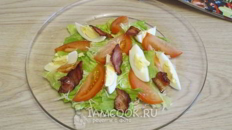 салат цезарь с беконом