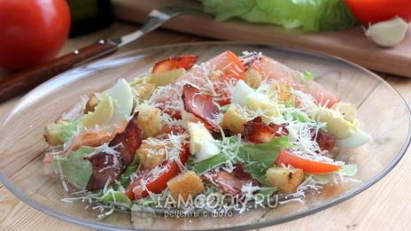 салат цезарь с беконом