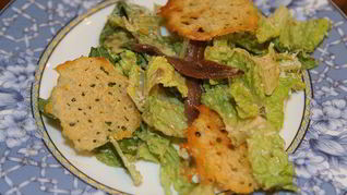 Салат Цезарь с чипсами из пармезана