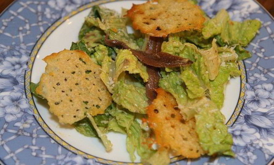 Рецепт салата цезарь с чипсами из пармезана