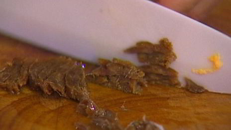 салат цезарь с чипсами из пармезана