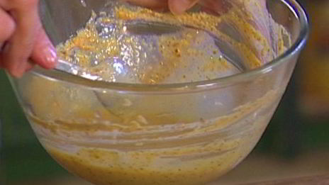 салат цезарь с чипсами из пармезана