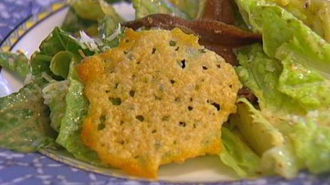 салат цезарь с чипсами из пармезана