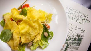 Салат Цезарь с чипсами из поленты