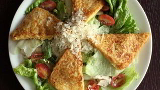 Салат Цезарь с французским тостом